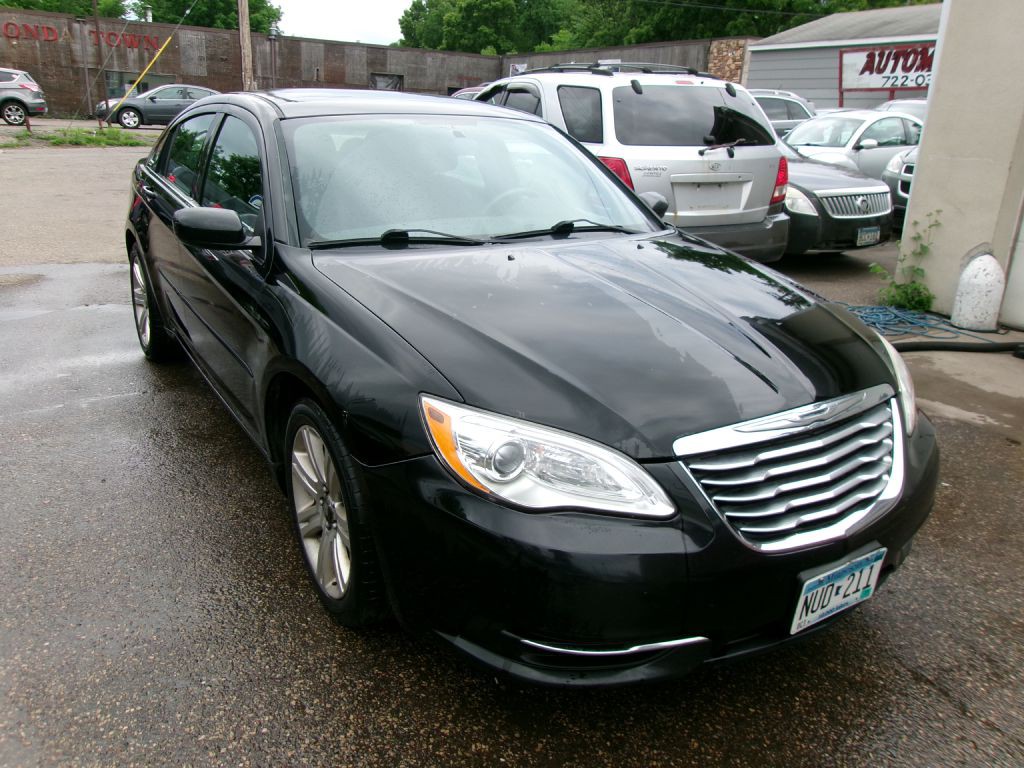 2012 Chrysler 200 Image 2