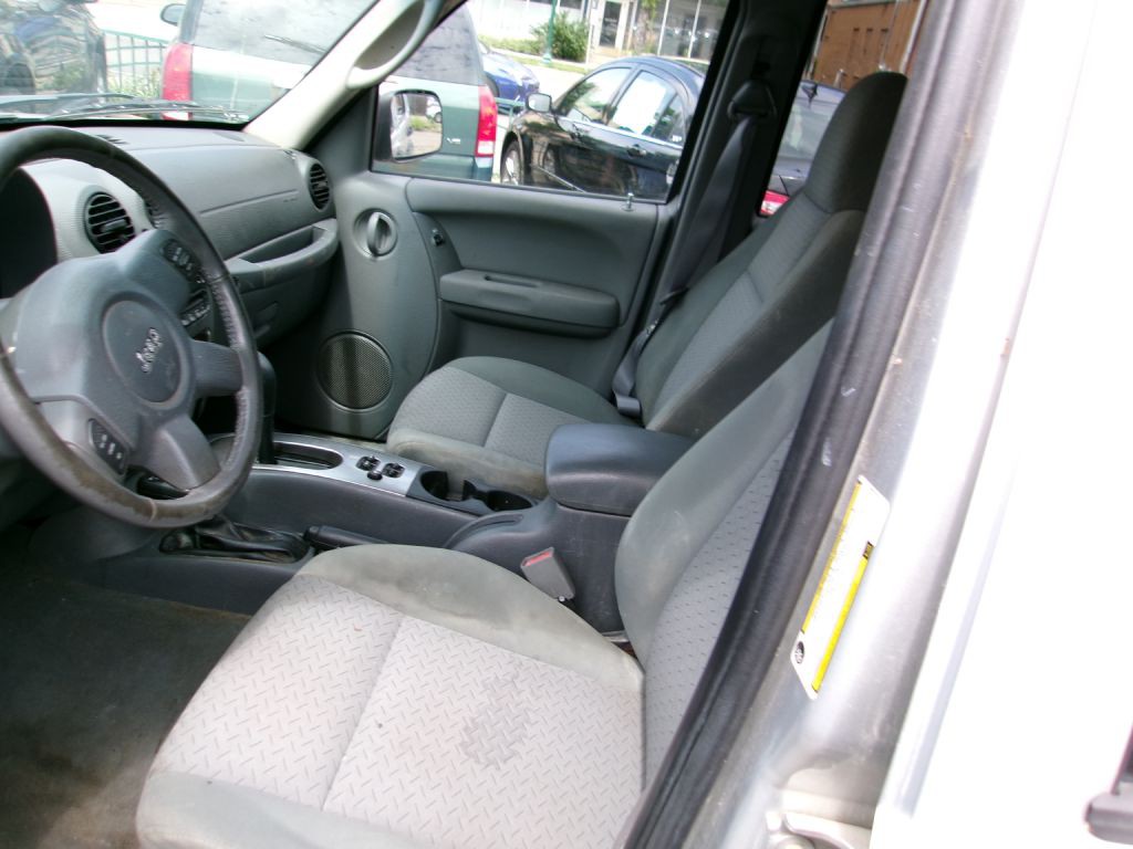 2005 Jeep Liberty Image 6