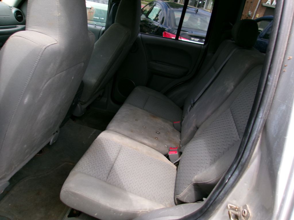 2005 Jeep Liberty Image 7