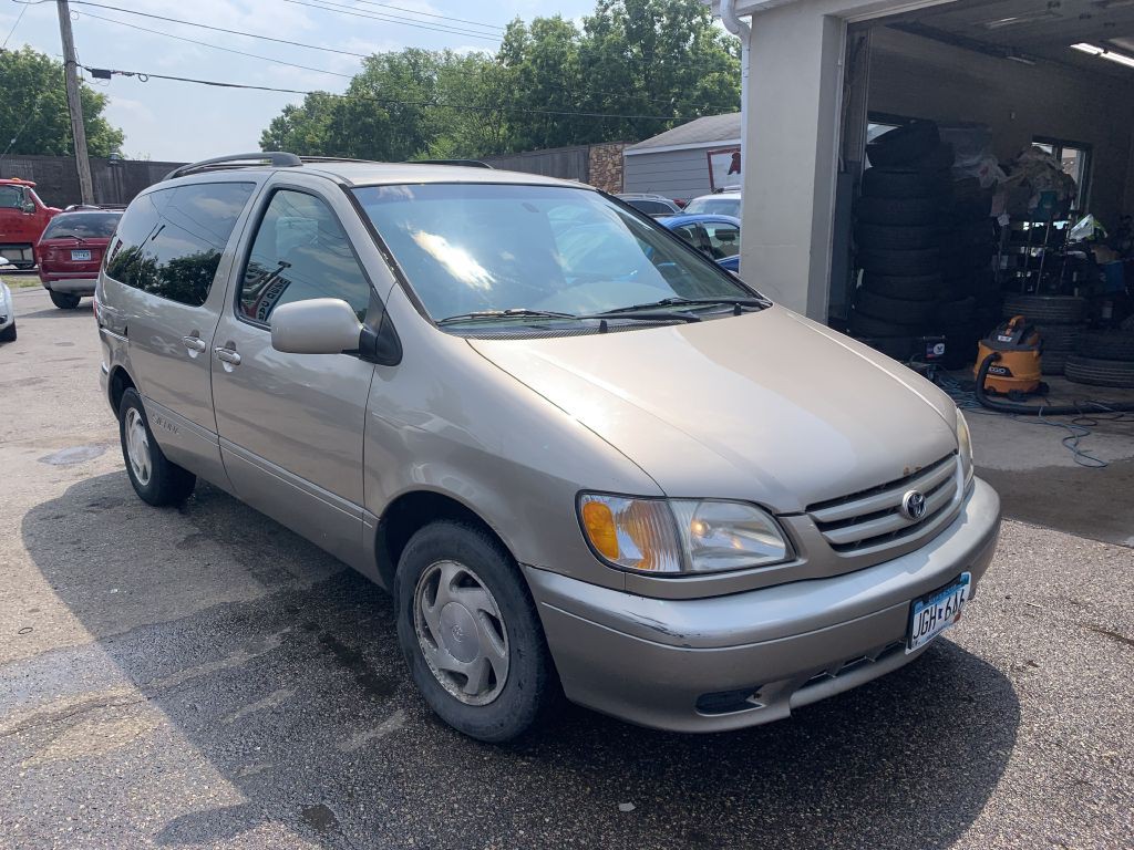 2002 Toyota Sienna Image 2