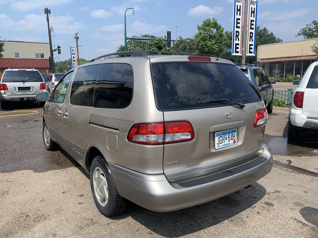 2002 Toyota Sienna Image 4