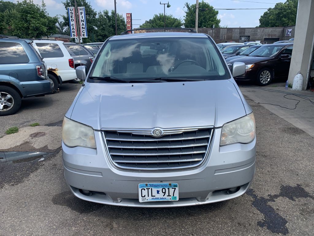 2010 Chrysler Town & Country Image 1