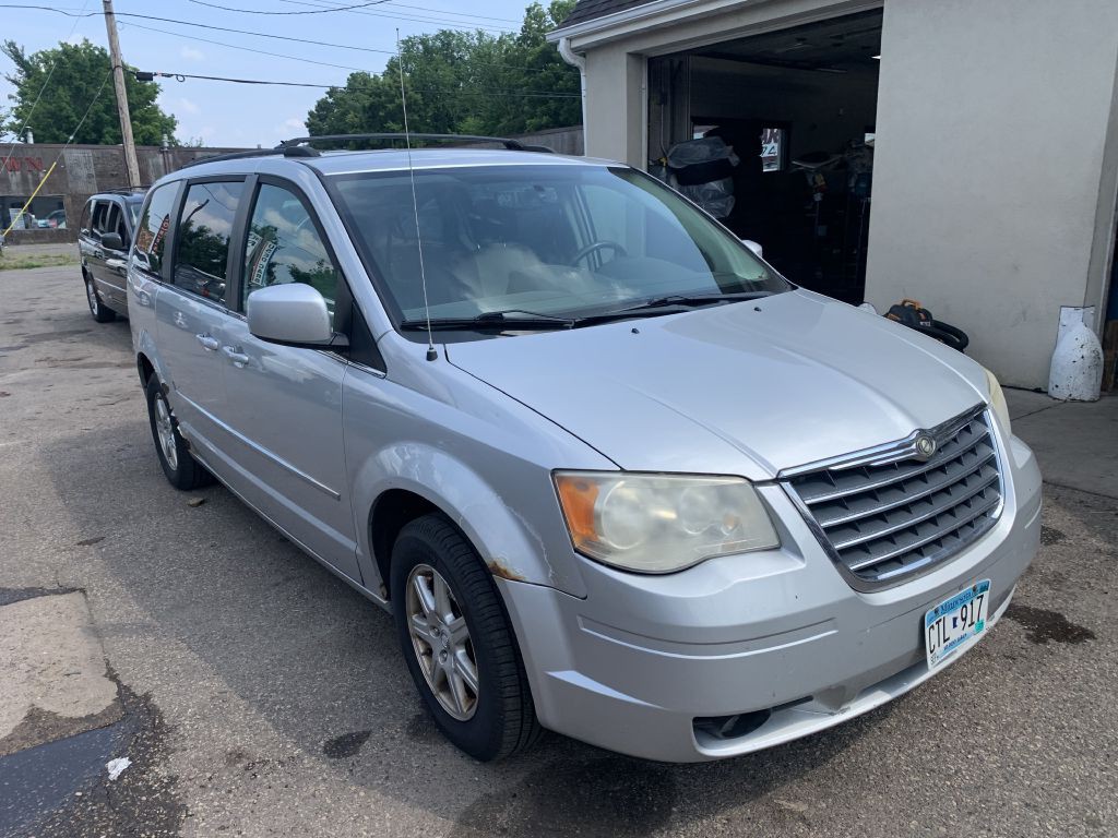 2010 Chrysler Town & Country Image 2
