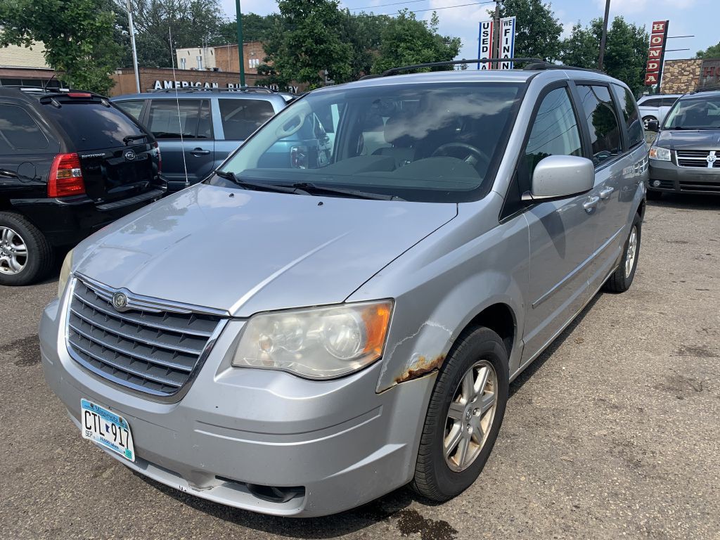 2010 Chrysler Town & Country Image 3