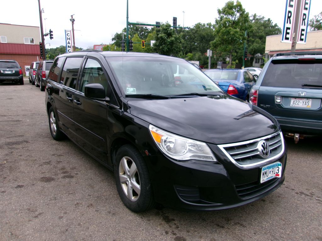 2011 Volkswagen Routan Image 2