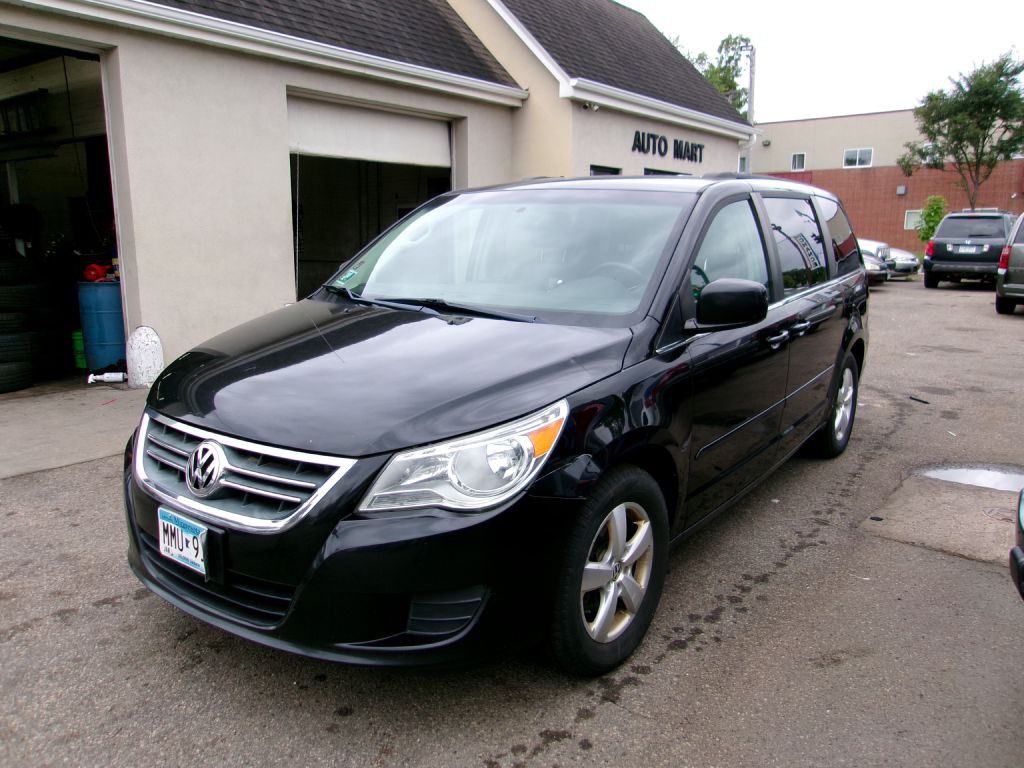 2011 Volkswagen Routan Image 3