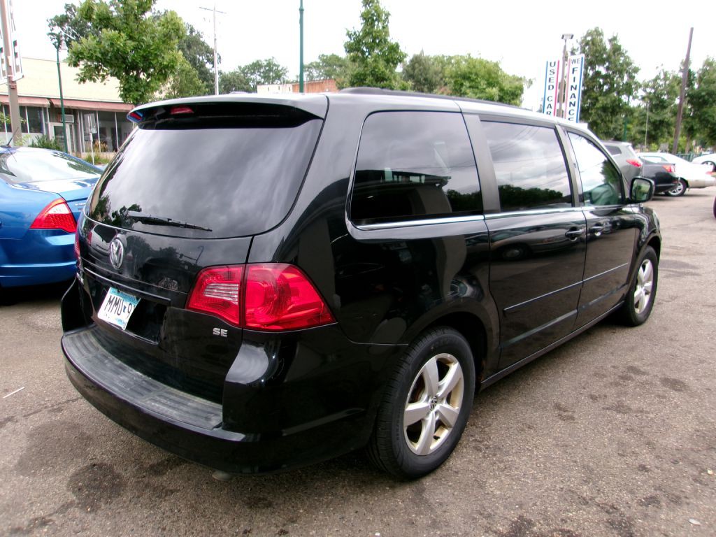 2011 Volkswagen Routan Image 5