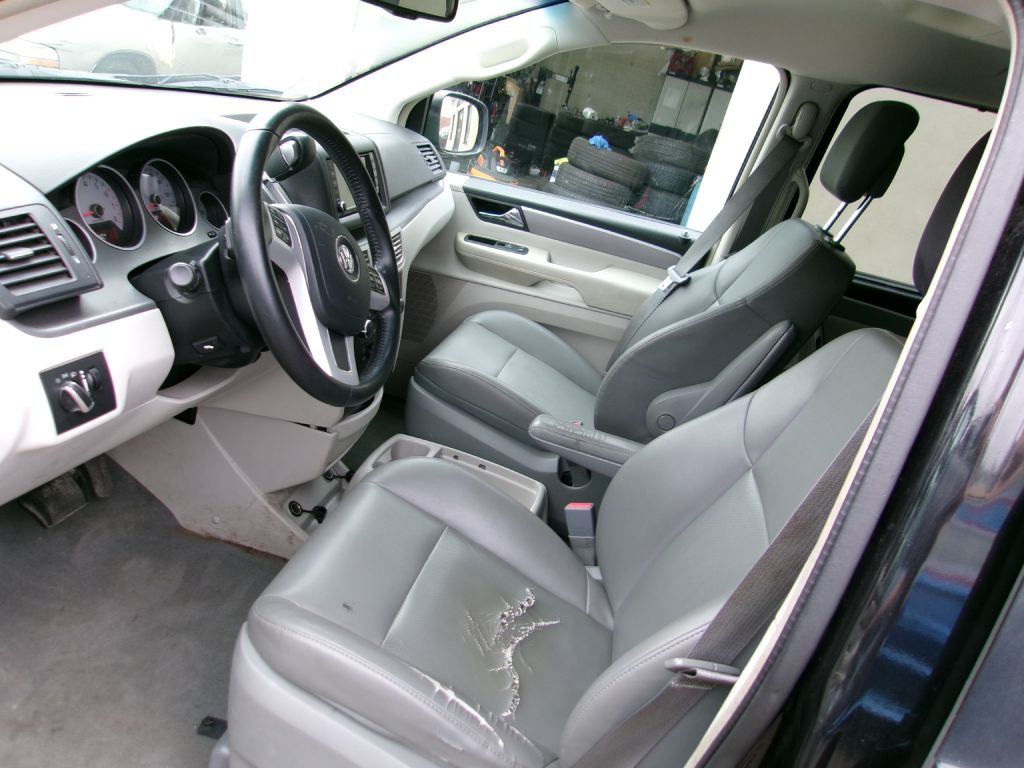 2011 Volkswagen Routan Image 6