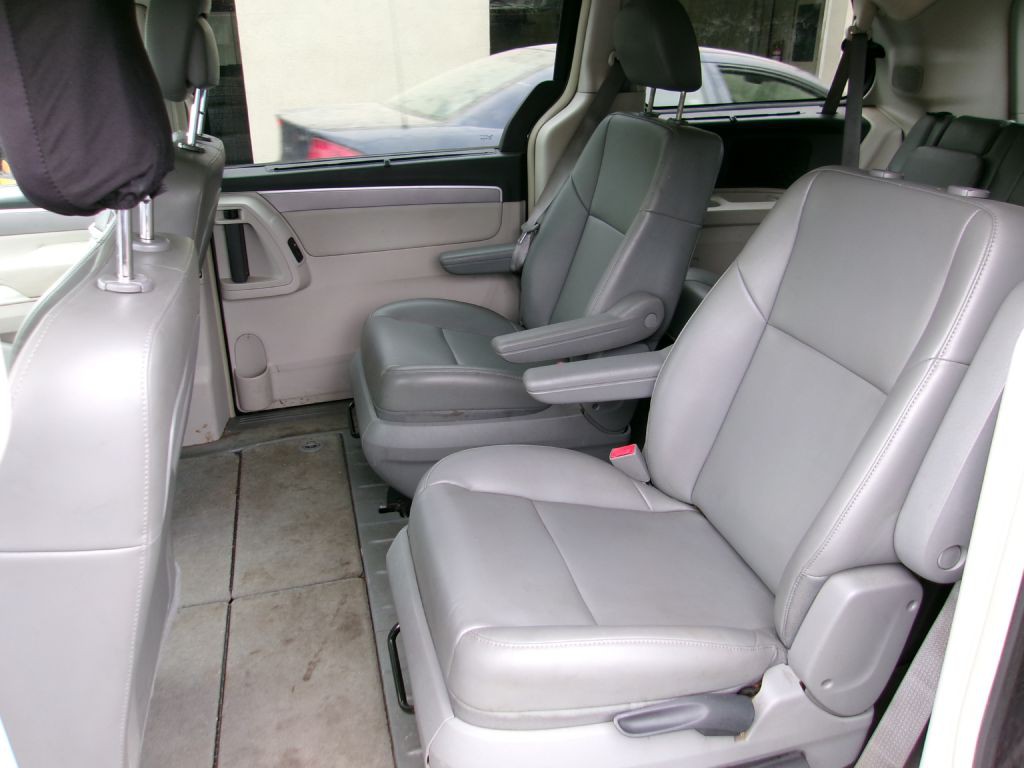 2011 Volkswagen Routan Image 7