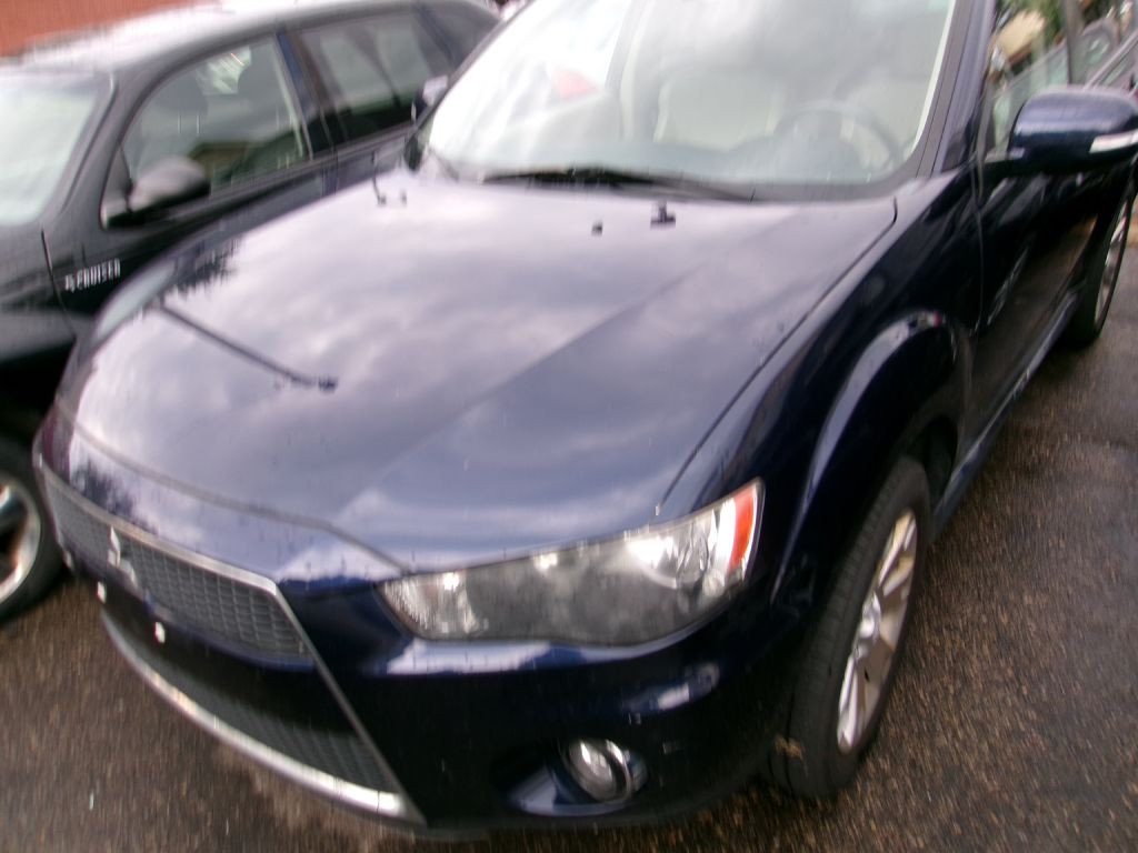 2010 Mitsubishi Outlander Image 2