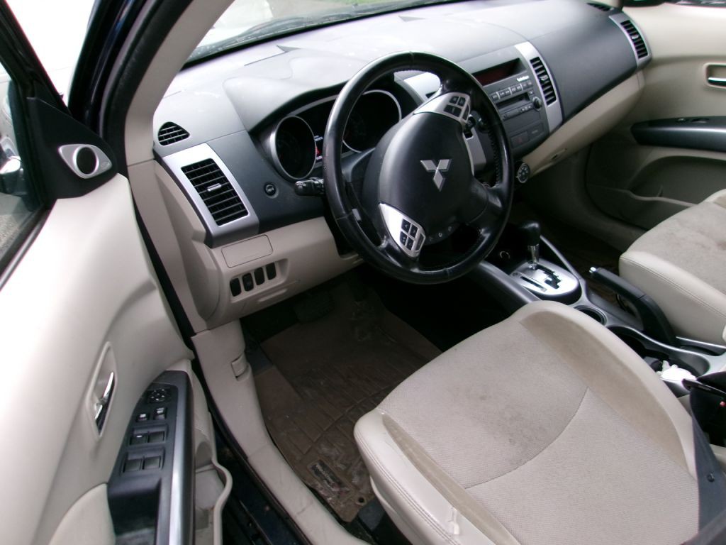 2010 Mitsubishi Outlander Image 3