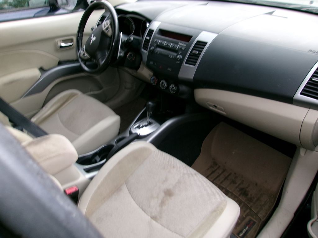 2010 Mitsubishi Outlander Image 10