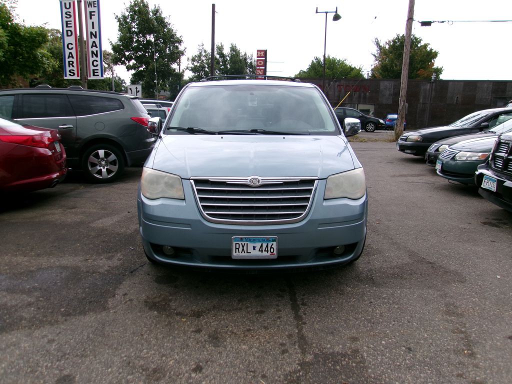 2010 Chrysler Town & Country Image 1