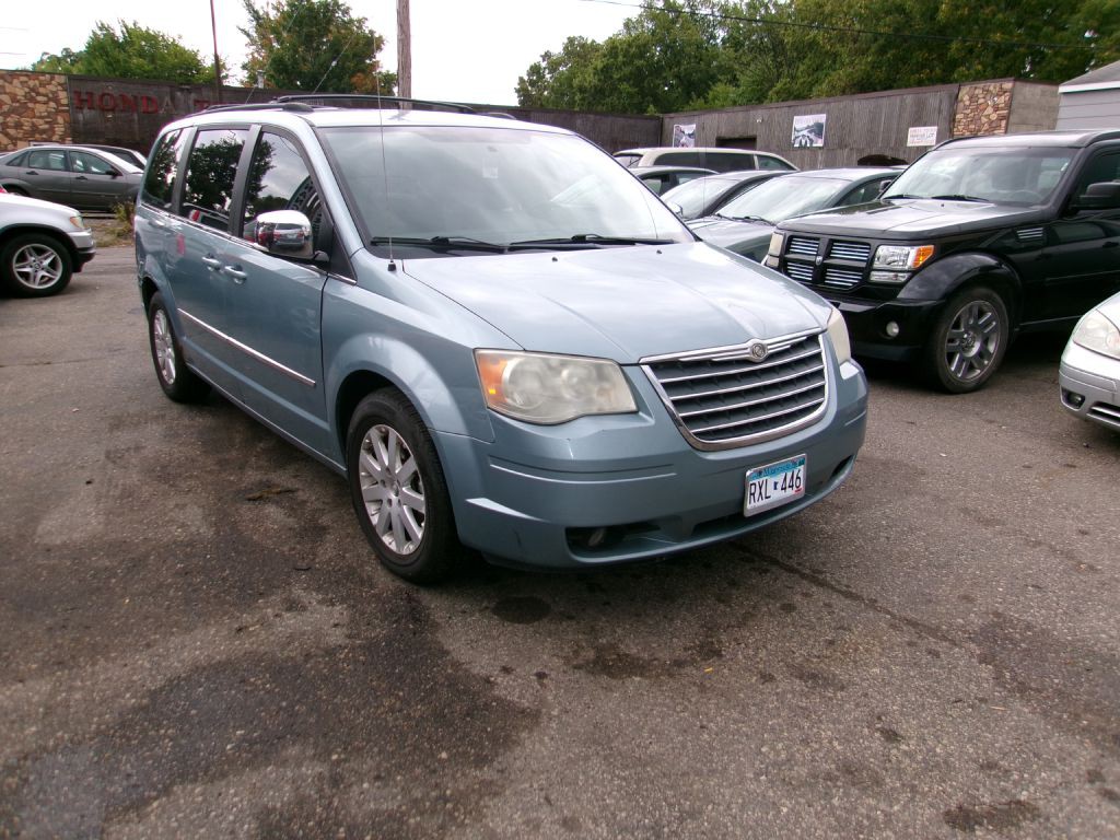 2010 Chrysler Town & Country Image 2