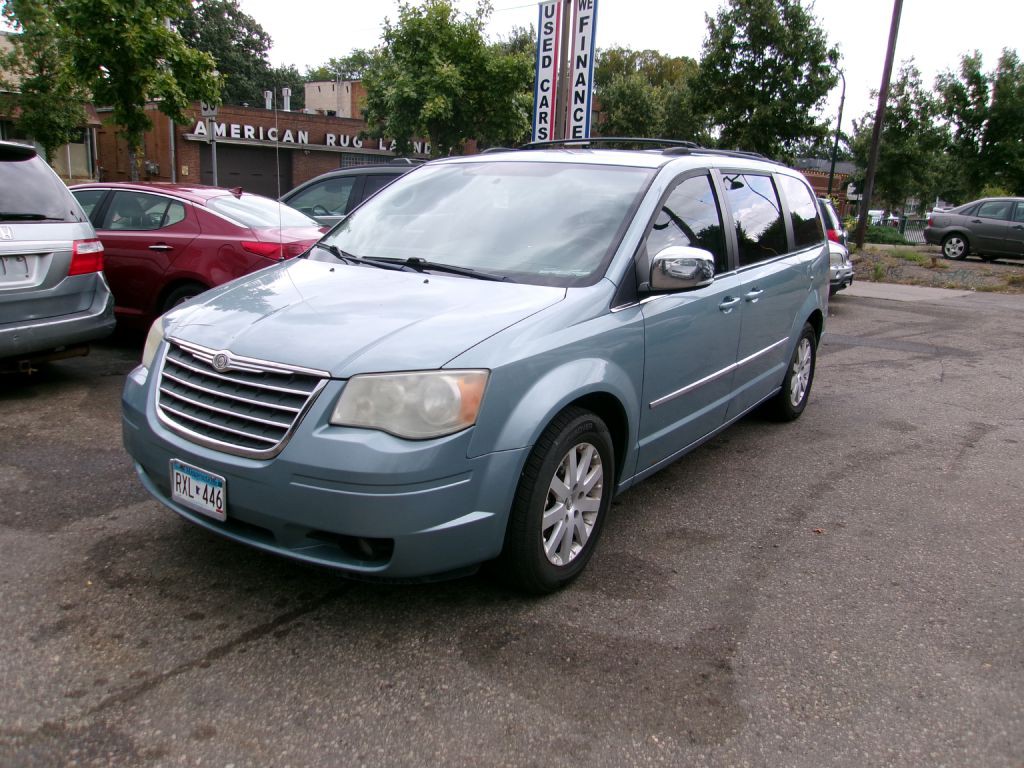 2010 Chrysler Town & Country Image 3