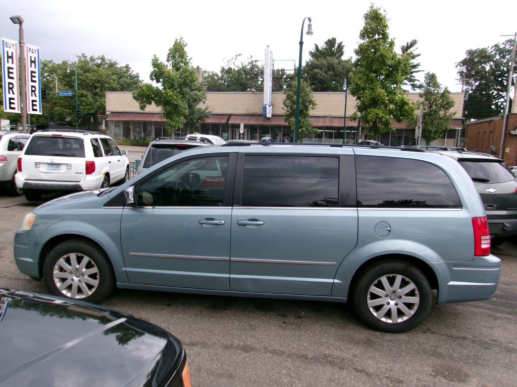 2010 Chrysler Town & Country Image 4