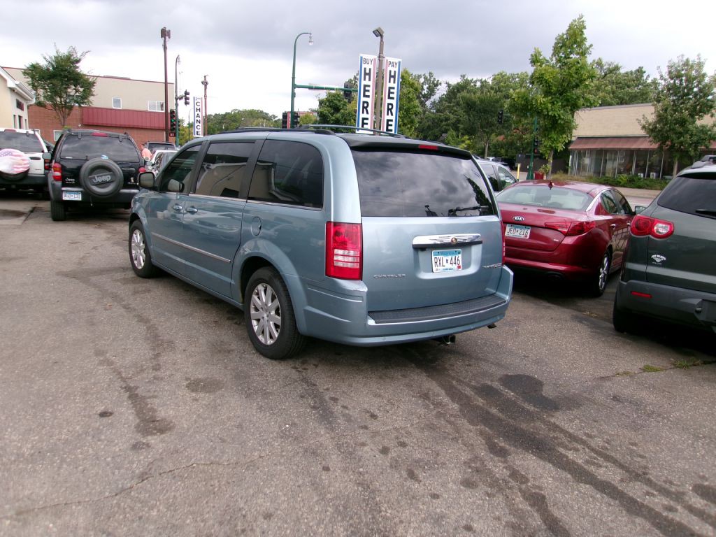 2010 Chrysler Town & Country Image 5