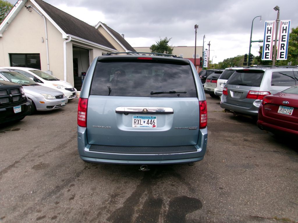 2010 Chrysler Town & Country Image 6