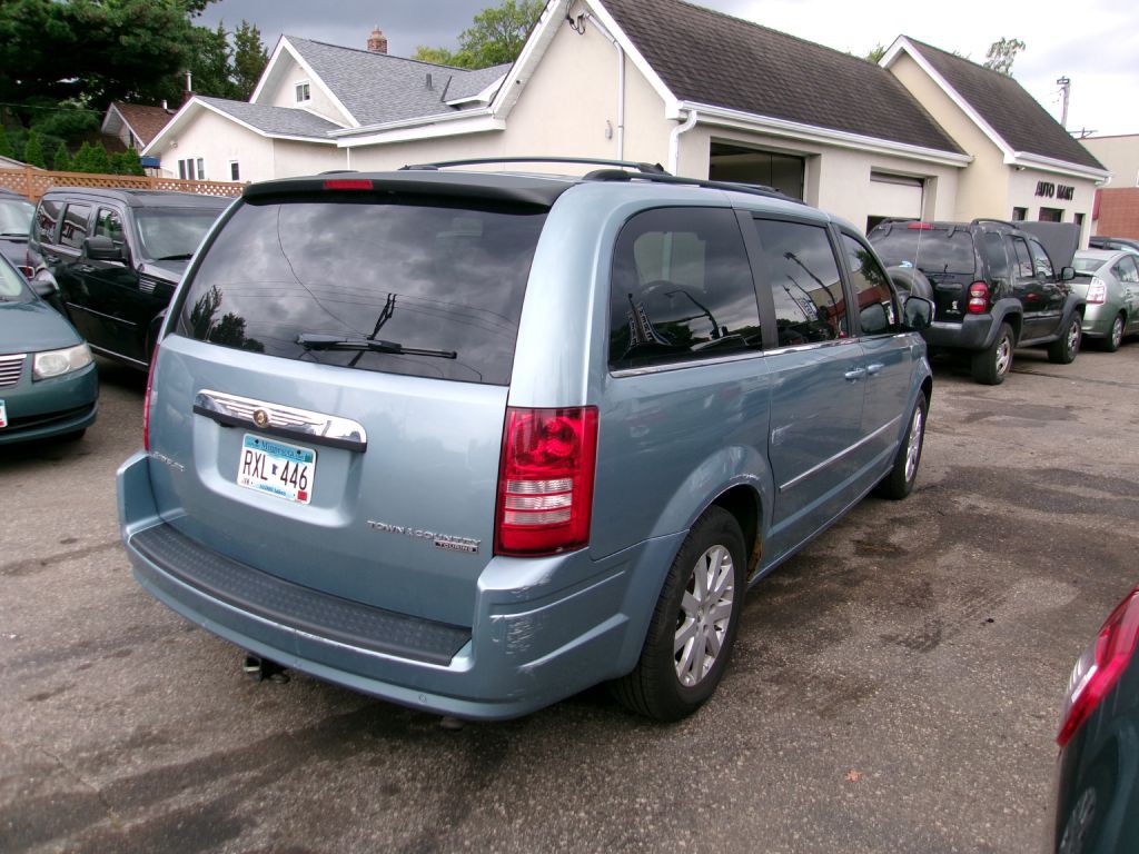 2010 Chrysler Town & Country Image 7