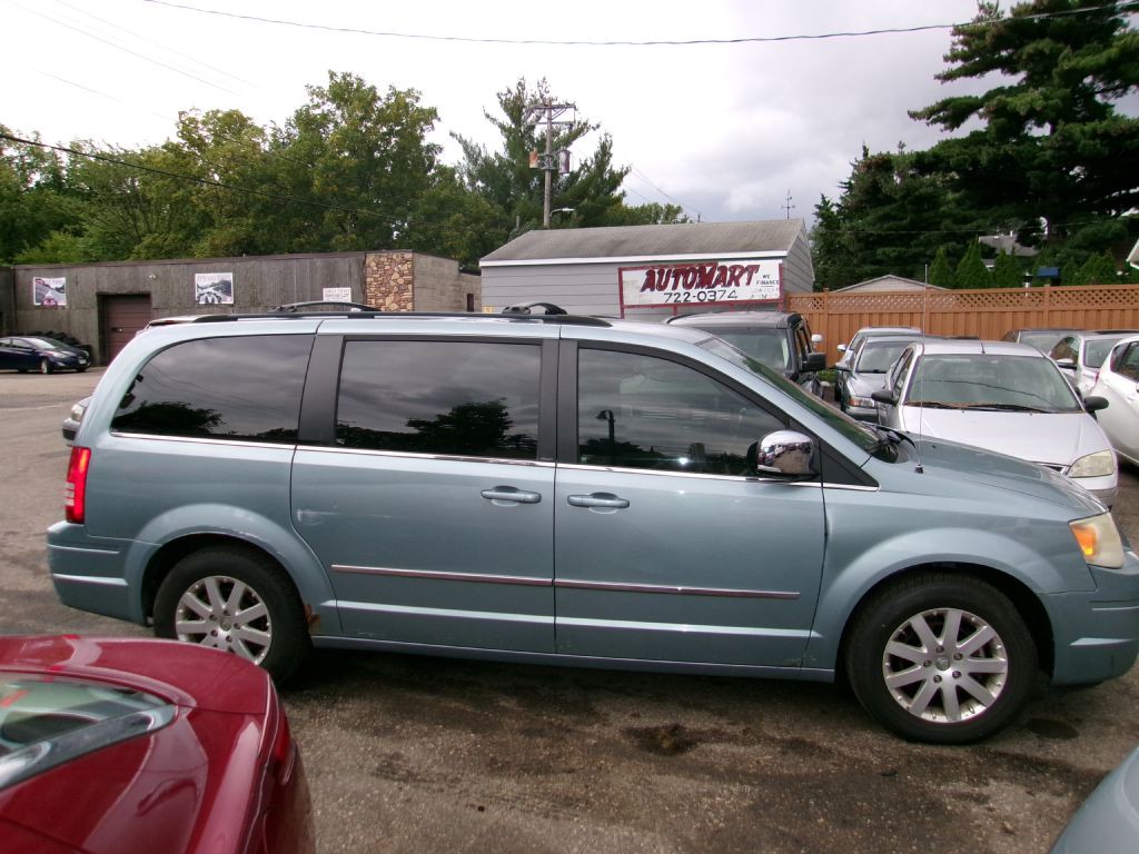 2010 Chrysler Town & Country Image 8