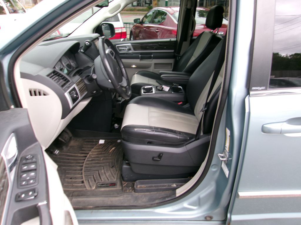 2010 Chrysler Town & Country Image 9