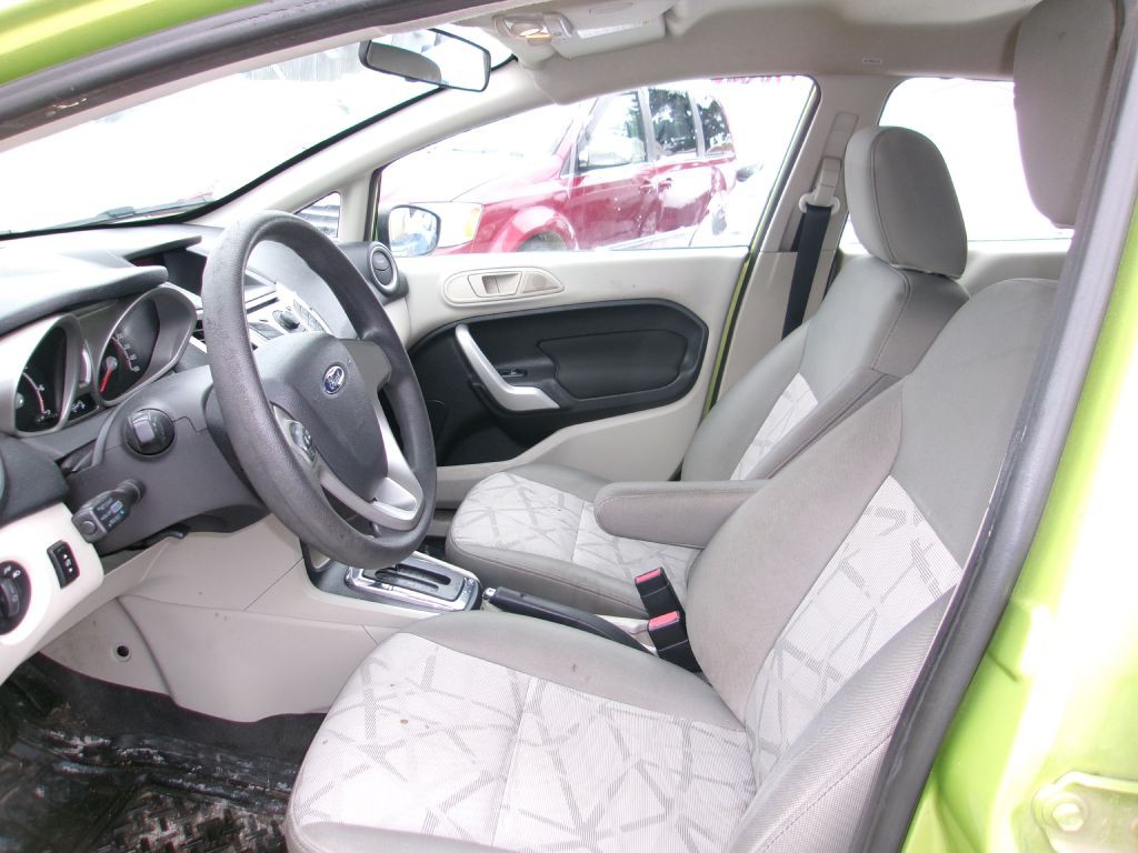 2012 Ford Fiesta Image 6