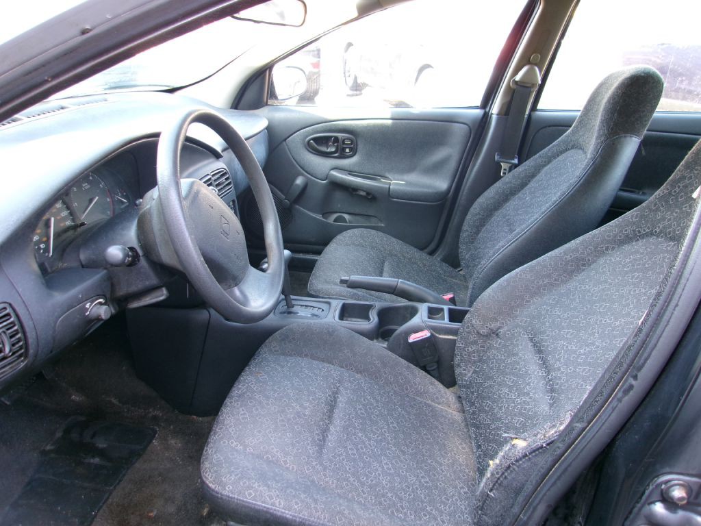 2002 Saturn SL1 Image 6