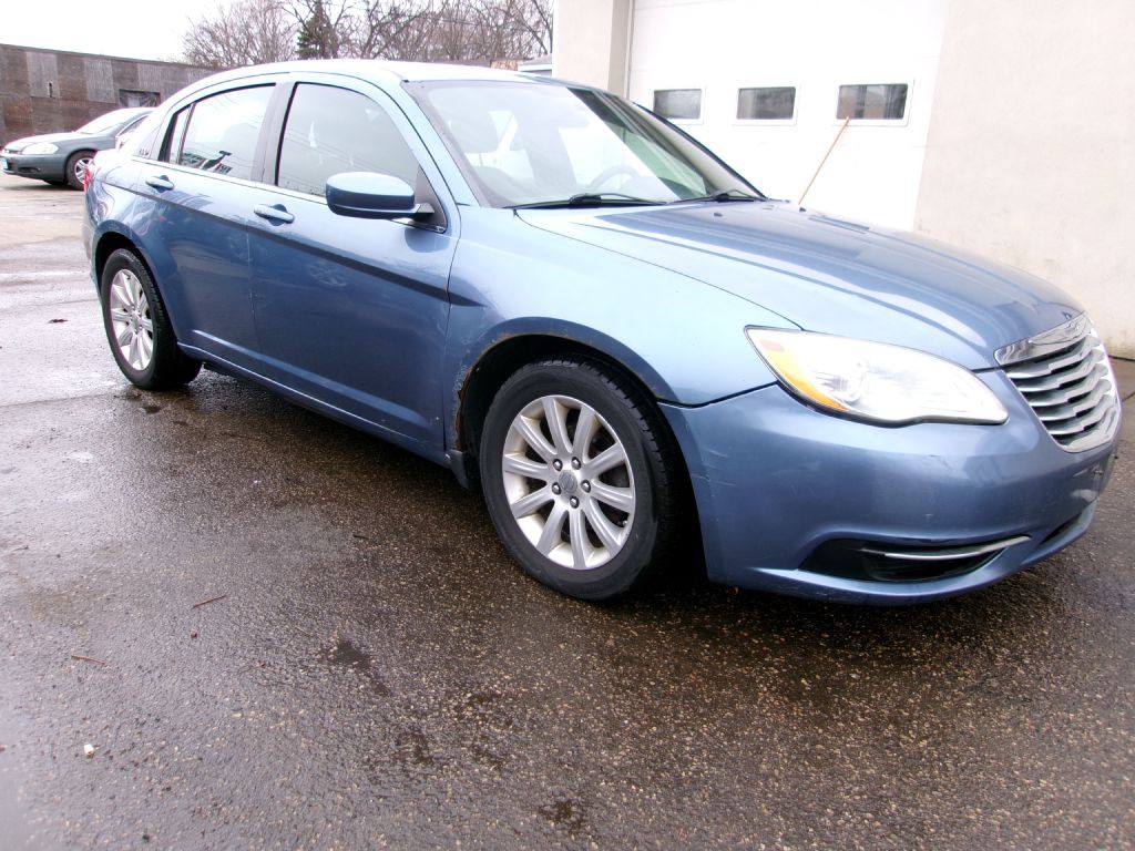 2011 Chrysler 200 Image 1