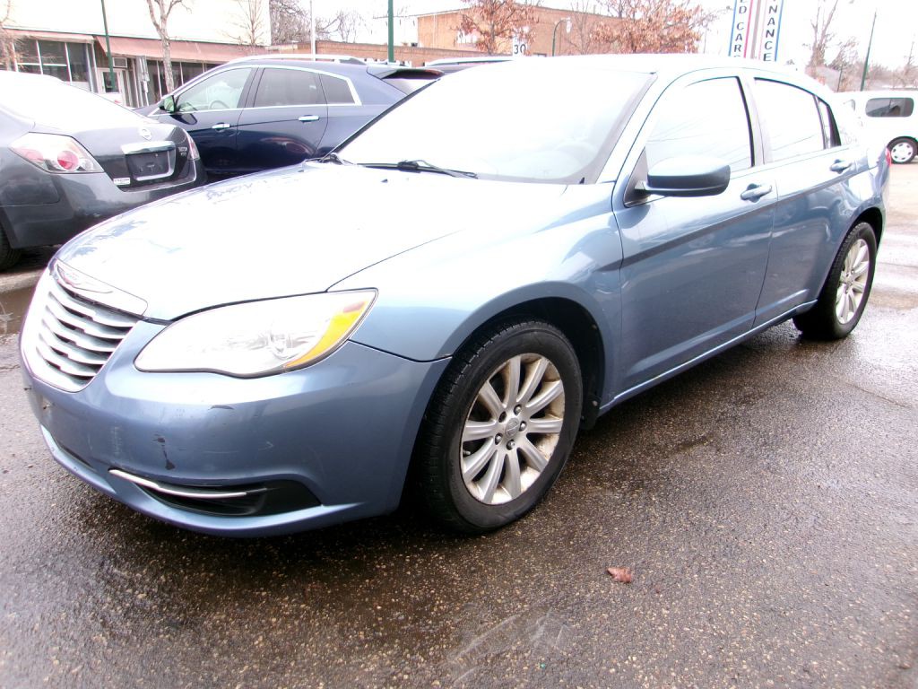 2011 Chrysler 200 Image 2