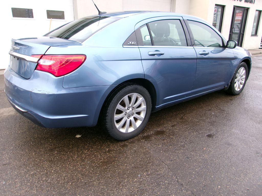 2011 Chrysler 200 Image 3