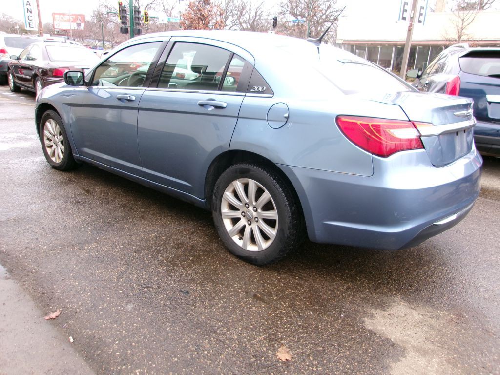 2011 Chrysler 200 Image 4
