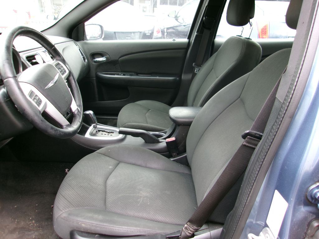 2011 Chrysler 200 Image 6