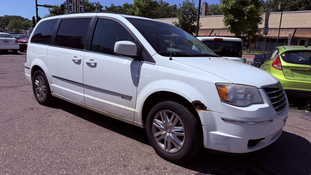 2010 Chrysler Town & Country Image 2