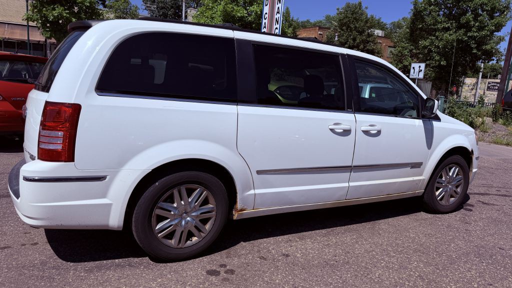 2010 Chrysler Town & Country Image 4