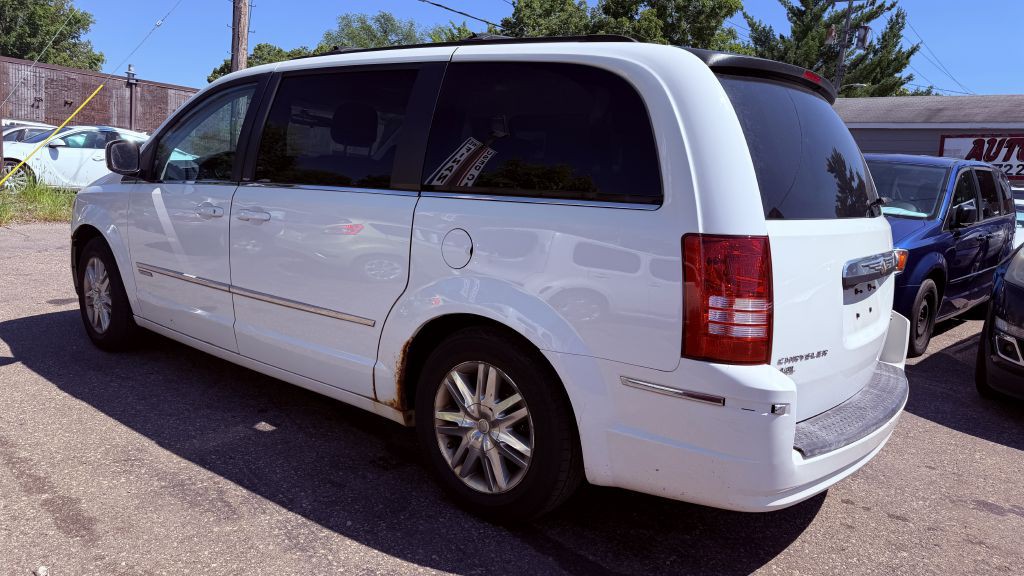2010 Chrysler Town & Country Image 5