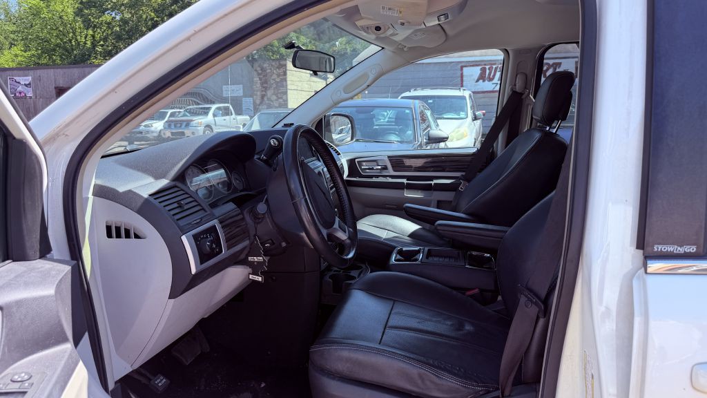 2010 Chrysler Town & Country Image 6