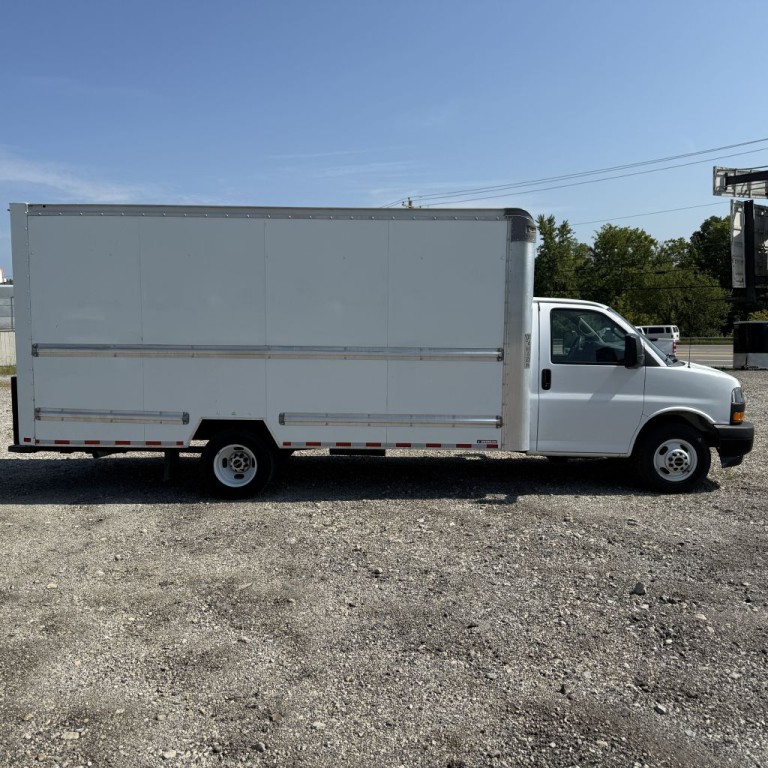 2021 GMC Savana Image 2