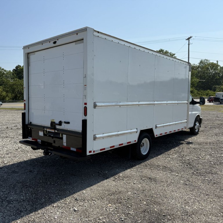 2021 GMC Savana Image 3