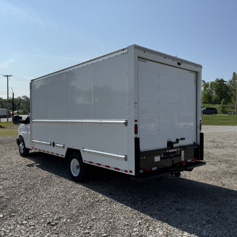 2021 GMC Savana Image 5
