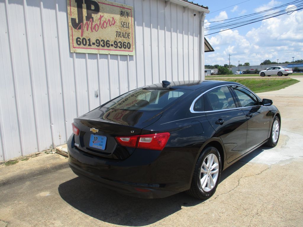 2017 Chevrolet Malibu Image 3