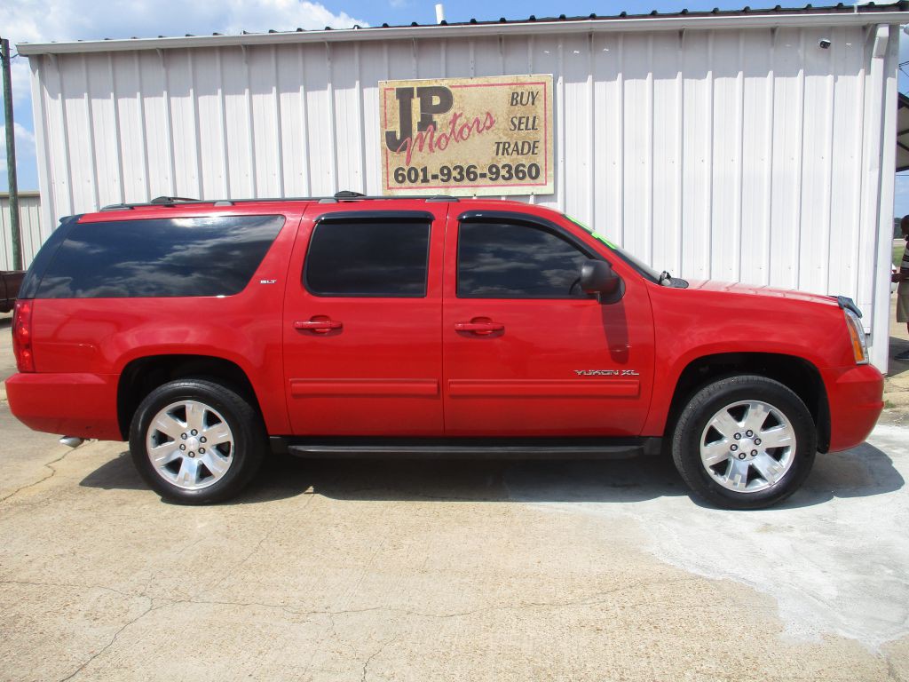 2011 GMC Yukon Image 2