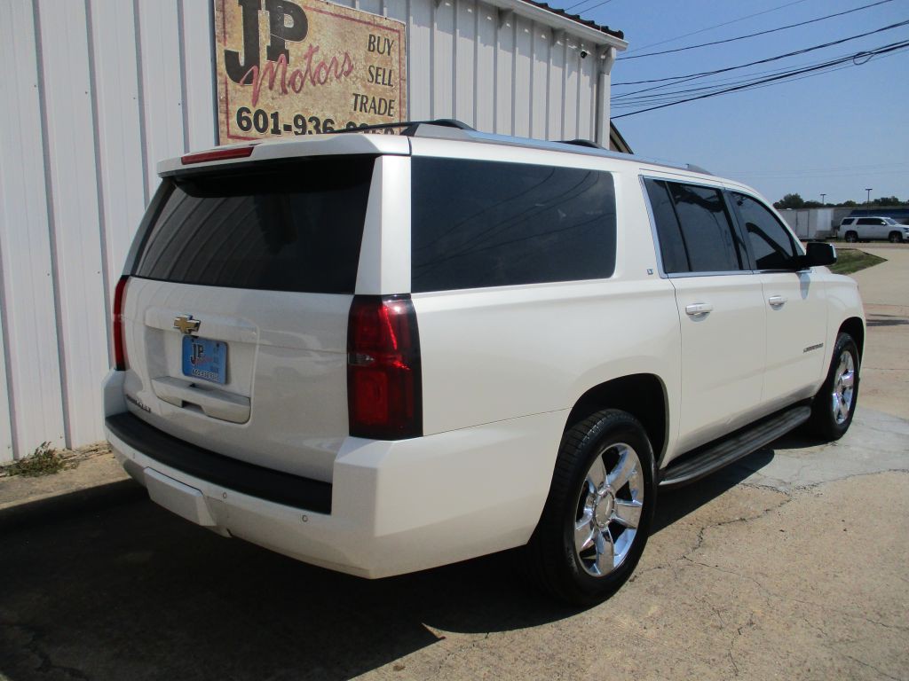 2015 Chevrolet Suburban Image 3
