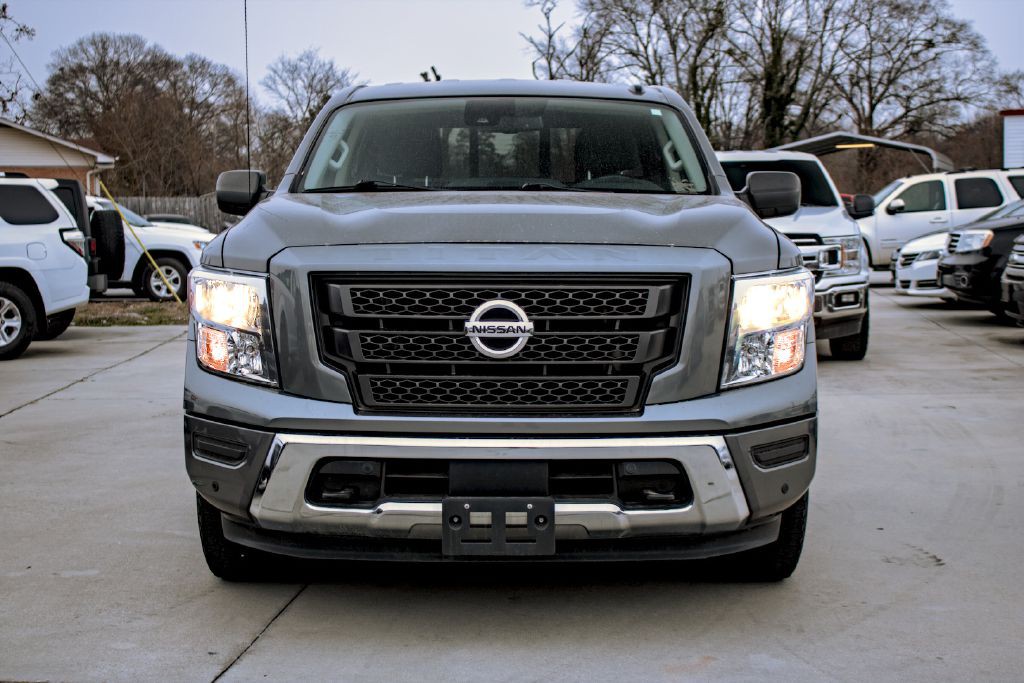 2021 Nissan Titan Image 2