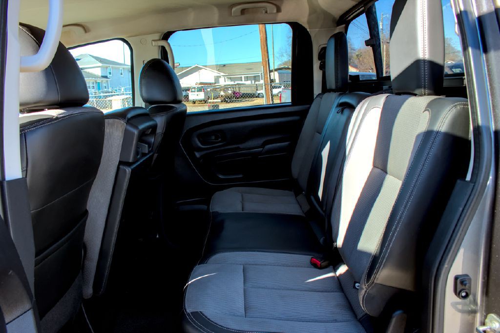 2017 Nissan Titan Image 8