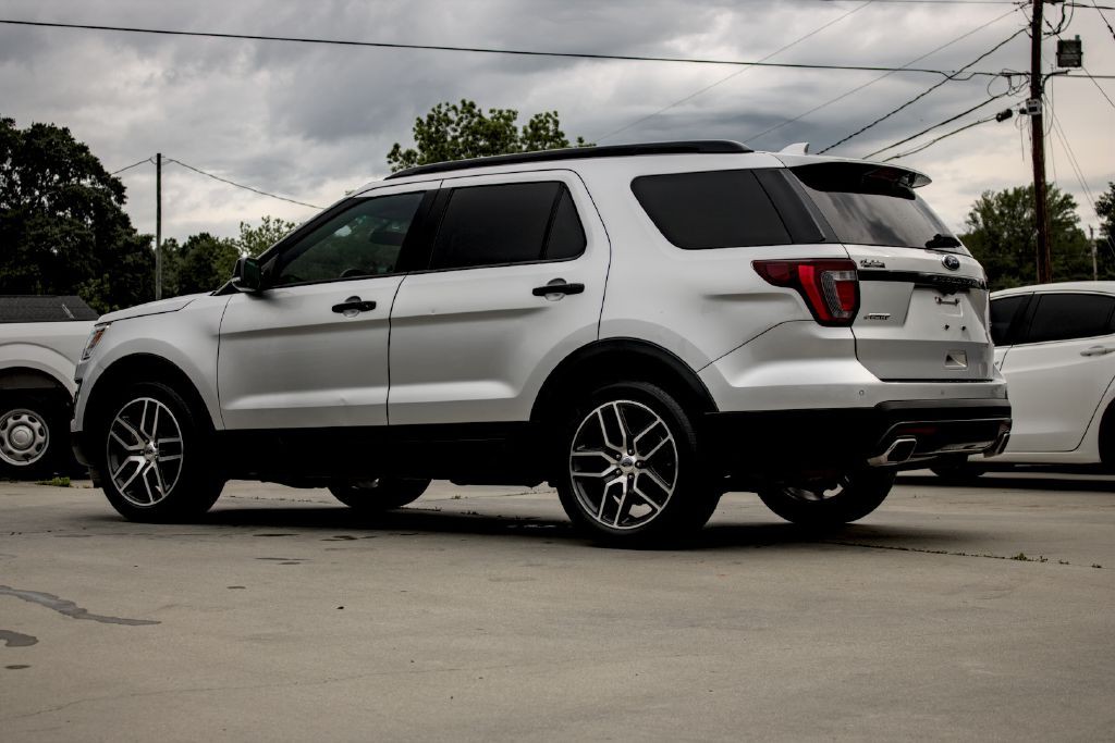 2017 Ford Explorer Image 2