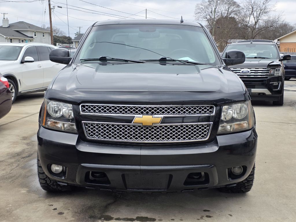 2011 Chevrolet Avalanche Image 2