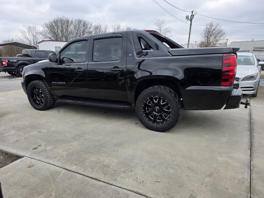 2011 Chevrolet Avalanche Image 3