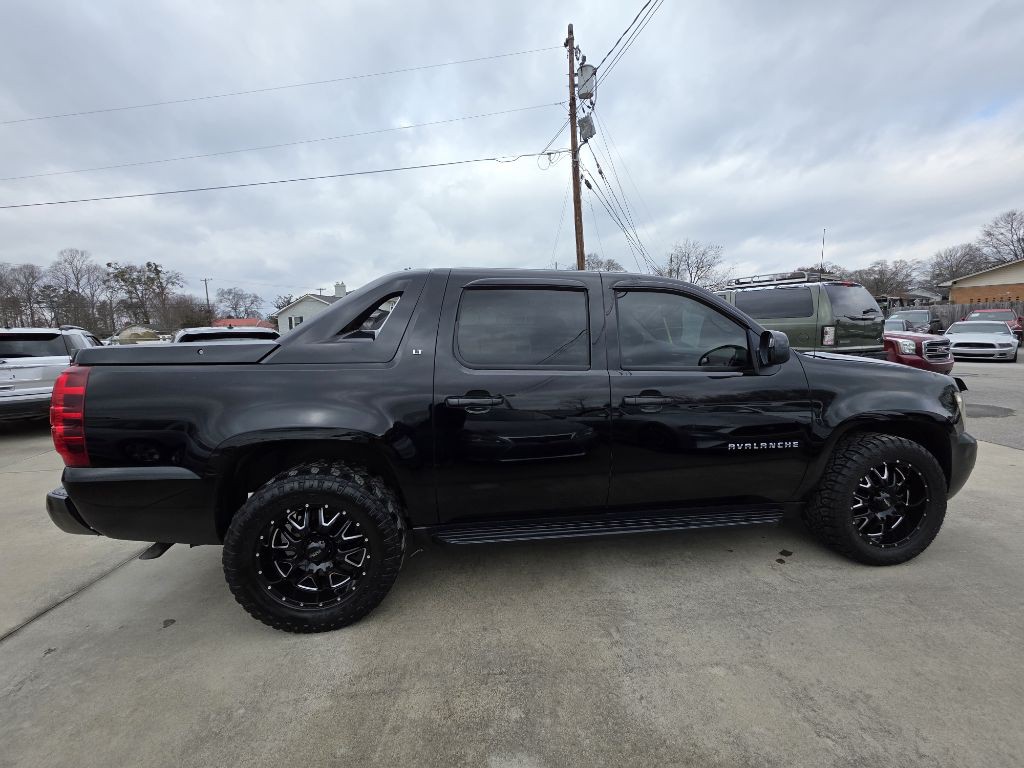 2011 Chevrolet Avalanche Image 5