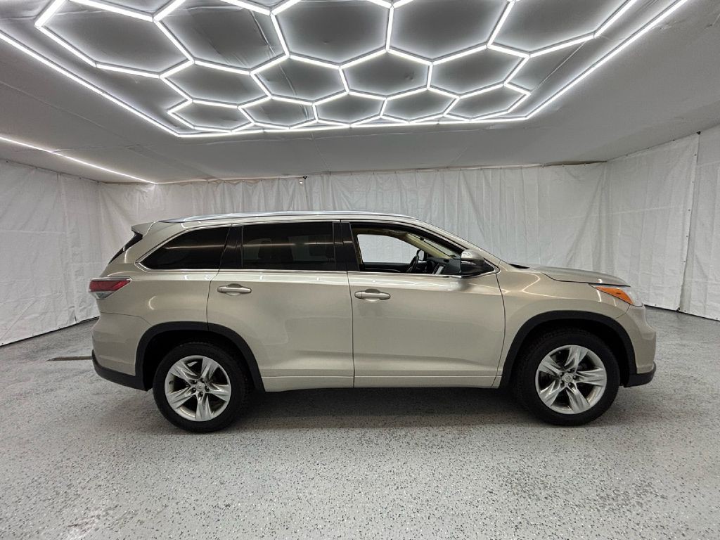 2015 Toyota Highlander Image 2
