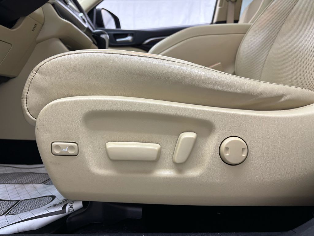 2015 Toyota Highlander Image 16